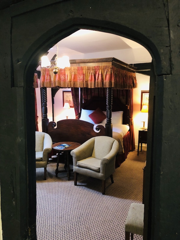 Executive Room (Four Poster) | Individually furnished, desk, iron/ironing board, free WiFi