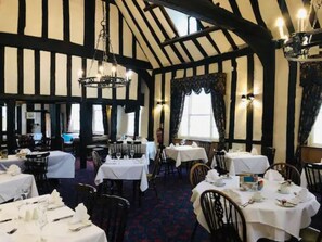 Breakfast, lunch and dinner served - Brook Red Lion Hotel (Colchester)