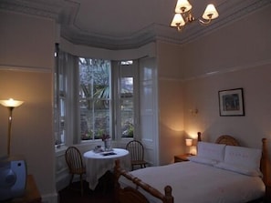 Chambre Double, salle de bains commune | Fer et planche à repasser, Wi-Fi gratuit