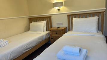 Habitación estándar con 2 camas individuales, 2 camas individuales | Cortinas blackout, tabla de planchar con plancha y wifi gratis