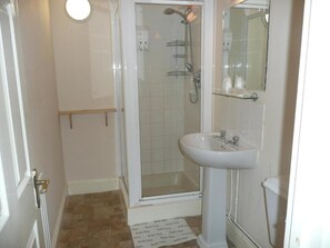Family Room, Multiple Beds | Bathroom | Shower, free toiletries, towels, soap