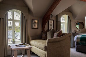 Manor House Feature Room | Área de sala de estar | Televisión 