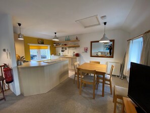Red Lion Cottage | Cocina privada | Cafetera y tetera, tetera eléctrica y periquera 