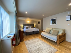 Annex Feature Double or Twin Room | Espace de travail pour ordinateur portable, fer et planche à repasser