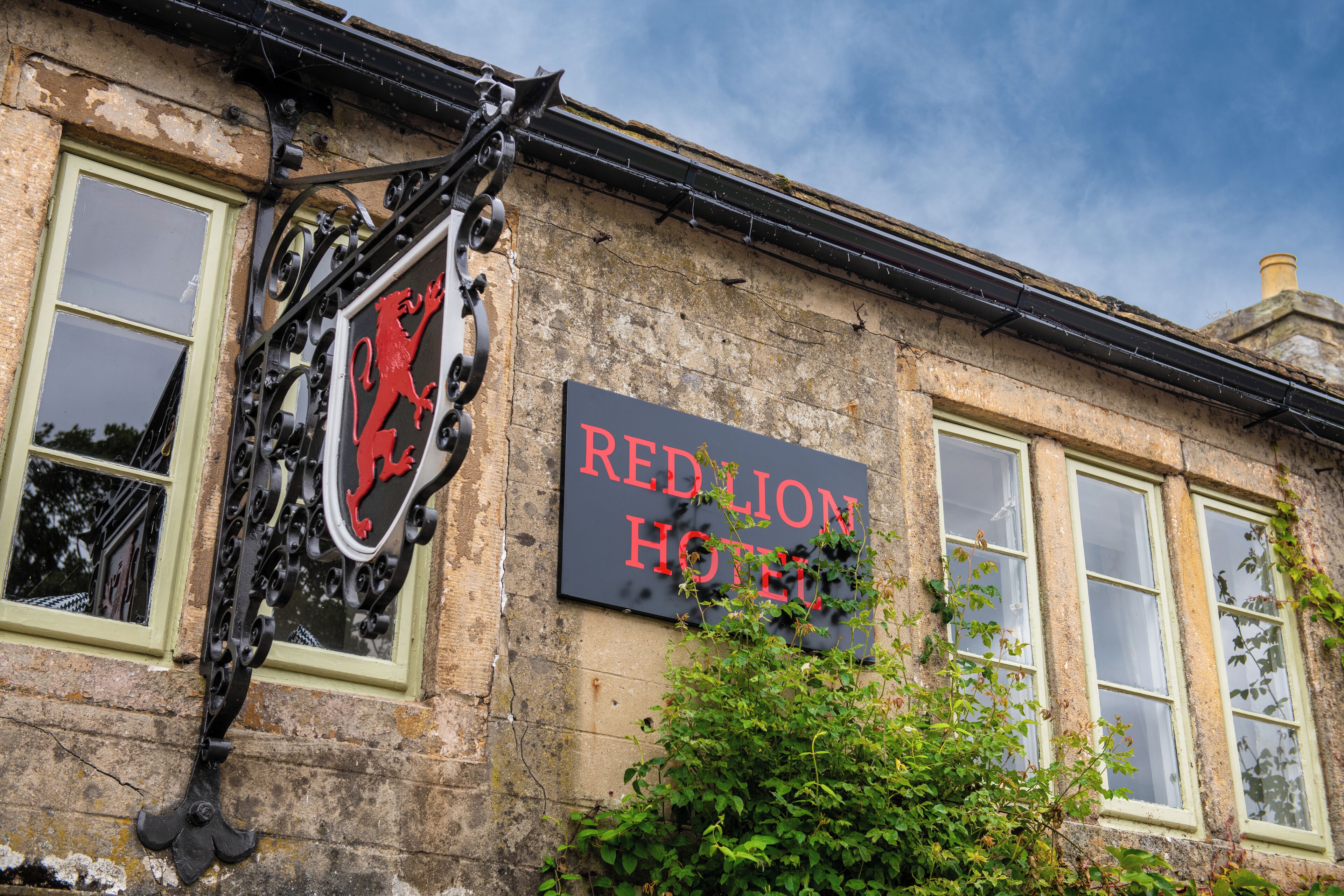 Un edificio con un letrero que dice "Red Lion Hotel".