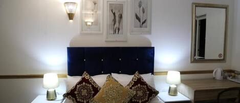 Escritorio, wifi gratis y ropa de cama