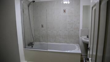 Deluxe Studio, 1 Double Bed (Deluxe Double) | Bathroom | Shower, free toiletries, hair dryer, towels