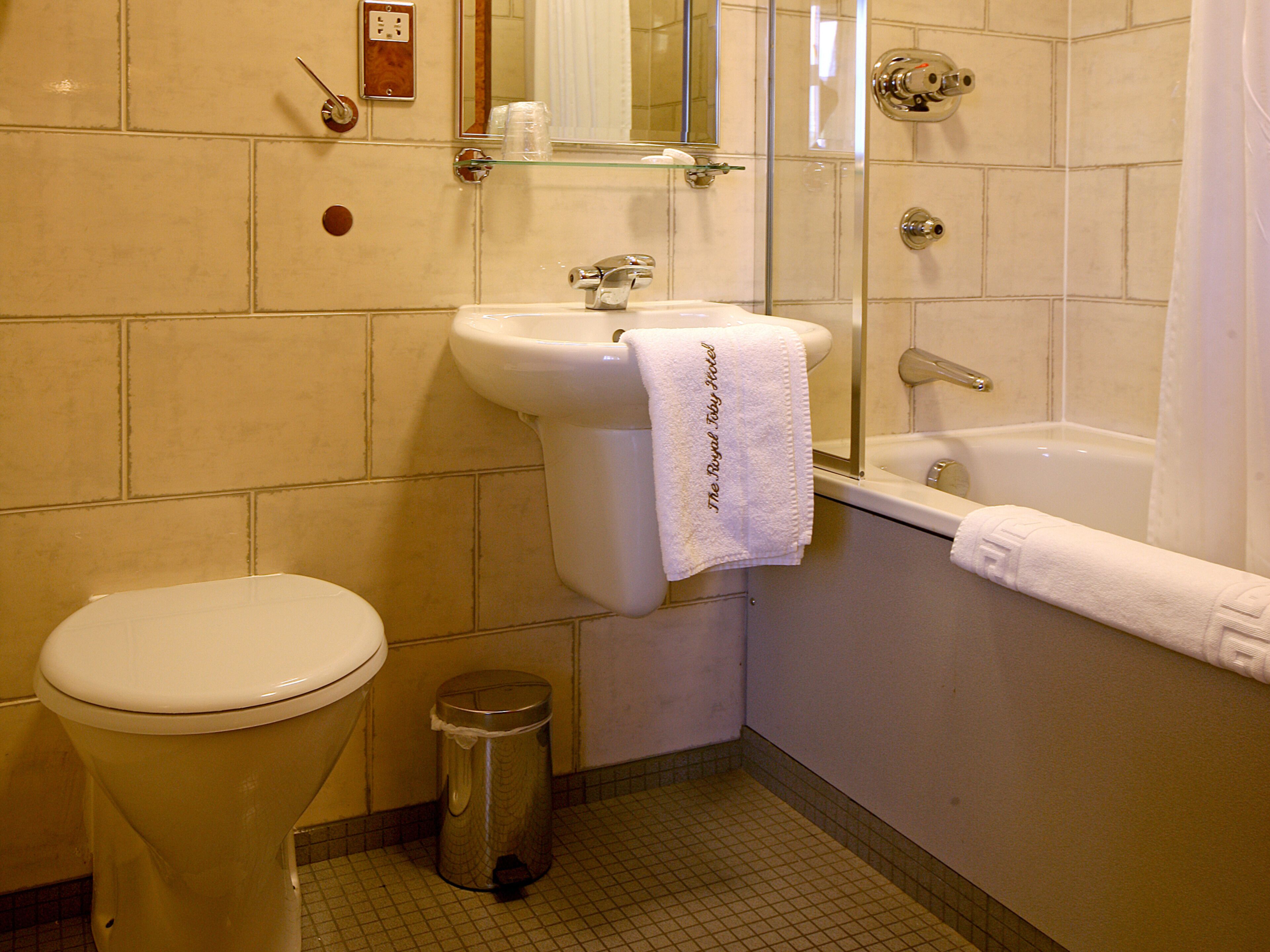 combined shower/bathtub, free toiletries, towels