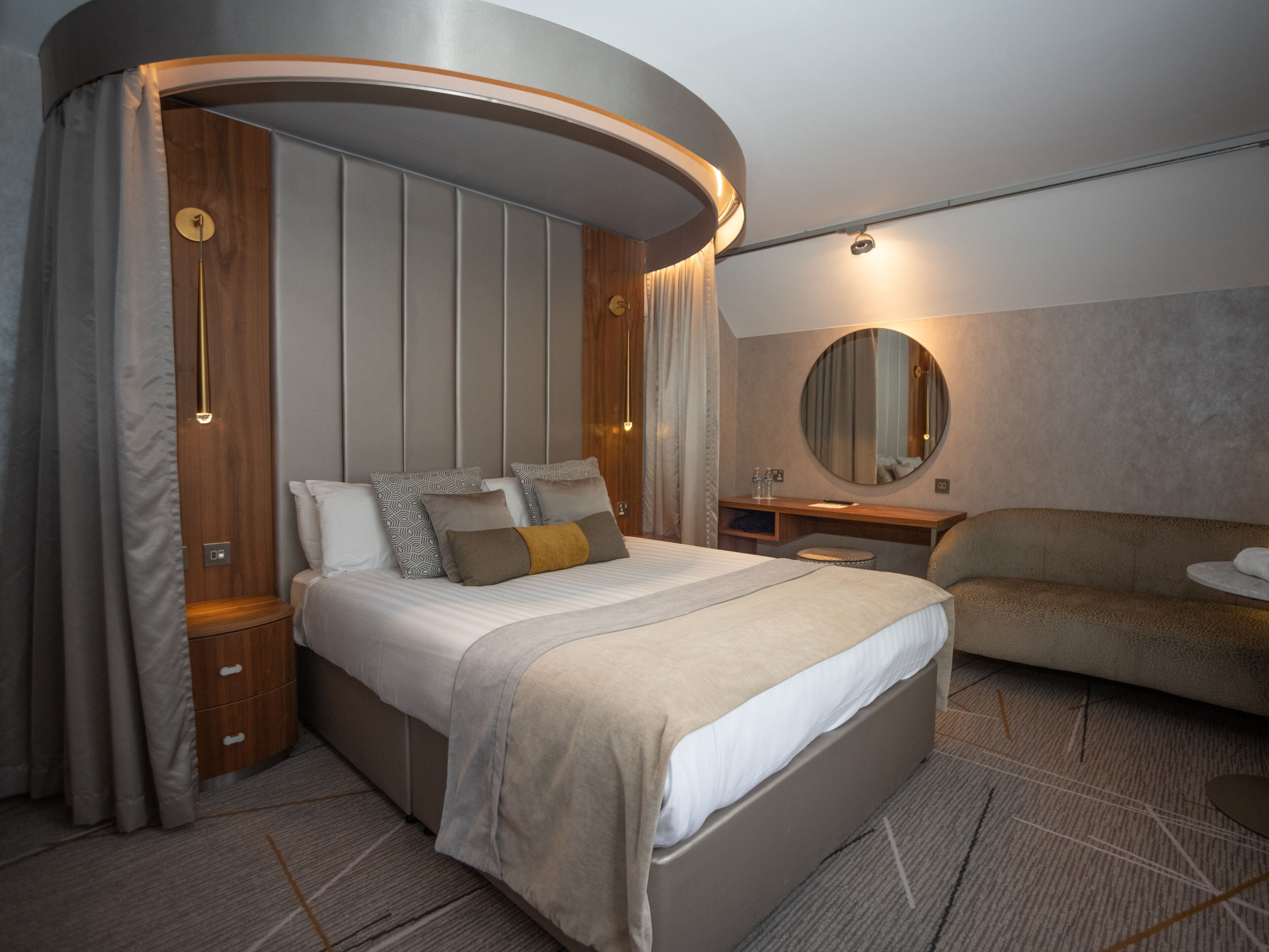 signature room | 1 bedroom, desk, iron/ironing board, free cots/infant beds