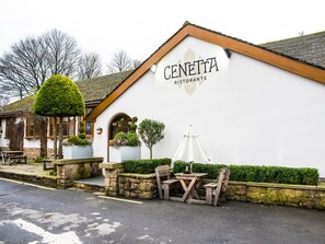 2 restaurantes; se sirve cocina británica 