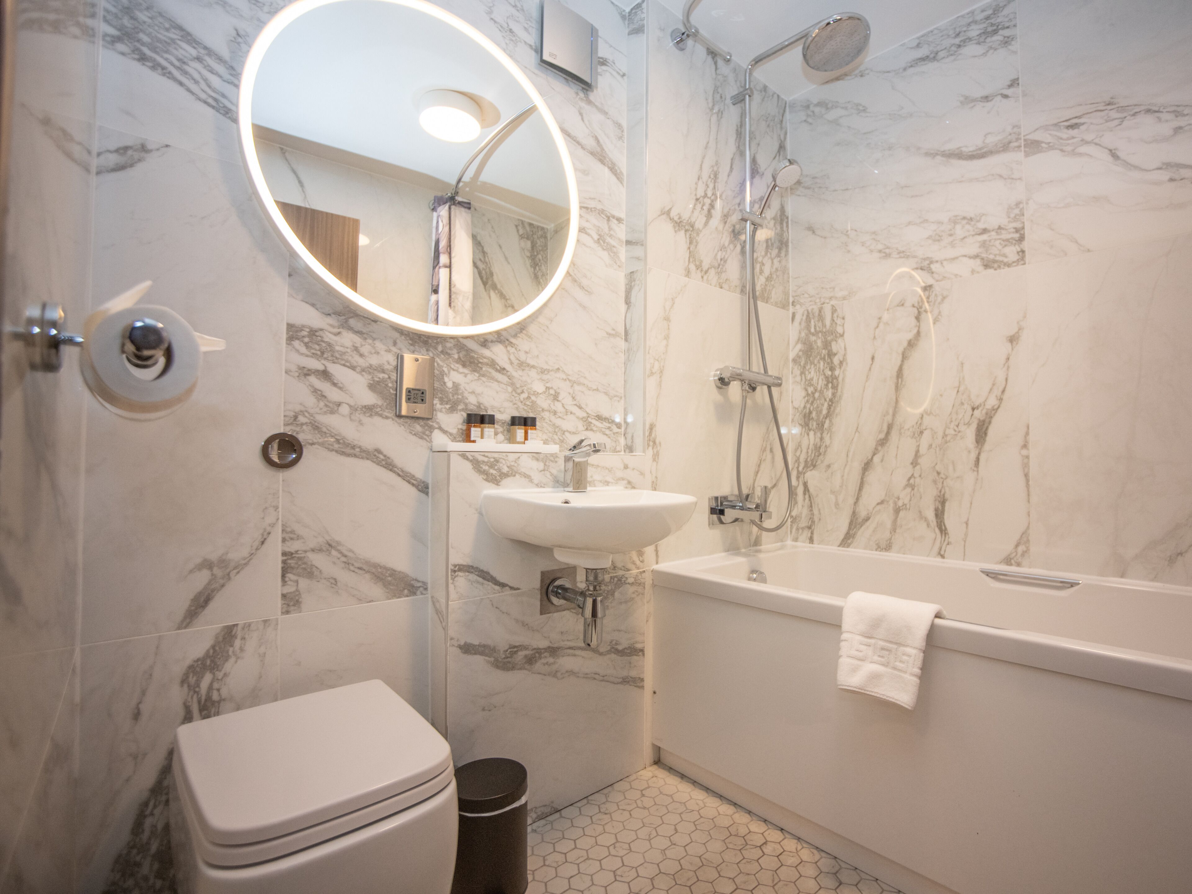 signature room | bathroom | combined shower/bathtub, free toiletries, towels
