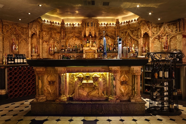 2 restaurants, British cuisine