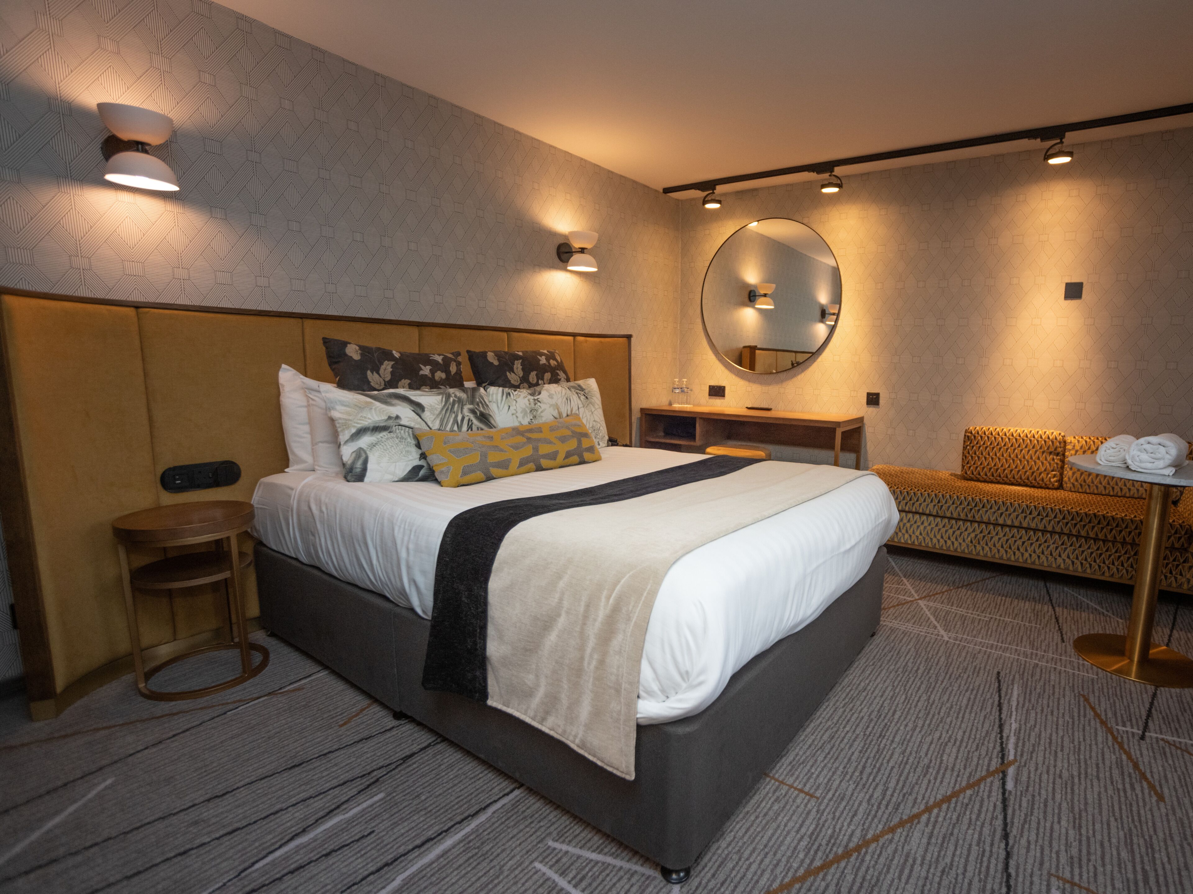 signature room | 1 bedroom, desk, iron/ironing board, free cots/infant beds