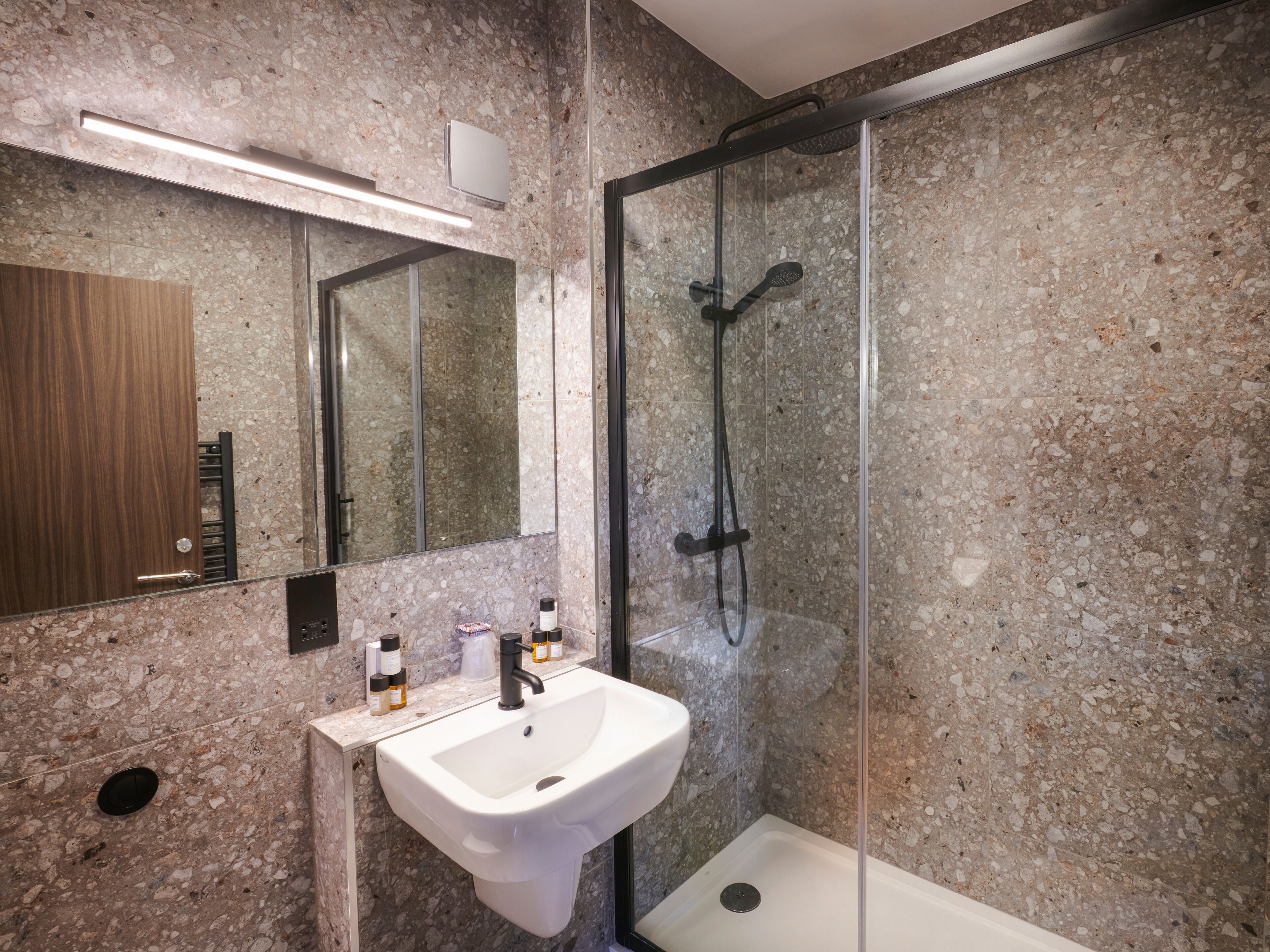 signature room | bathroom | combined shower/bathtub, free toiletries, towels