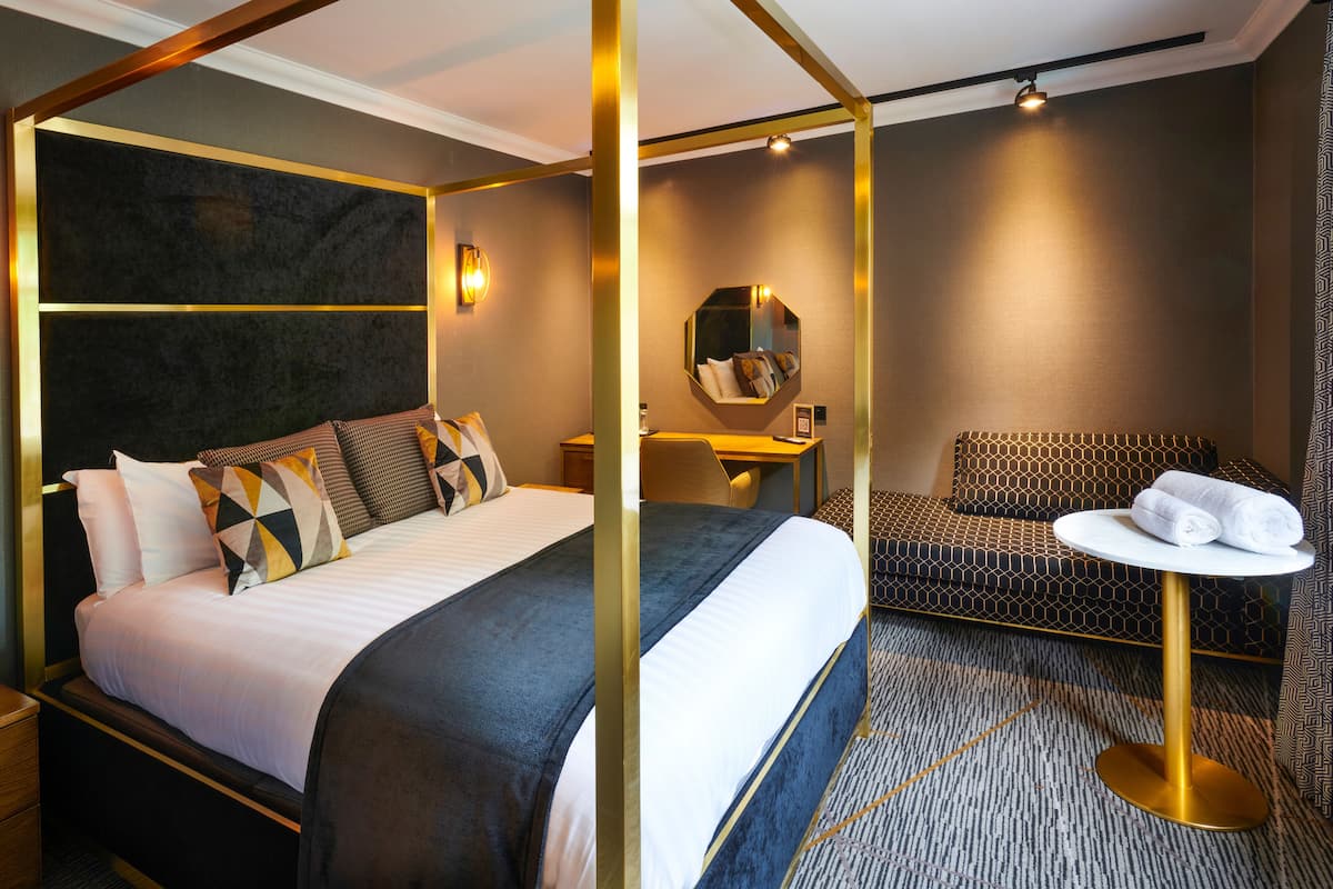 signature room | 1 bedroom, desk, iron/ironing board, free cots/infant beds
