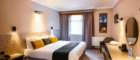 Habitación doble | 1 habitación, escritorio y tabla de planchar con plancha