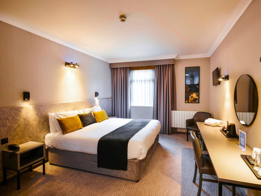 Double Room | 1 bedroom, desk, iron/ironing board, free cots/infant beds