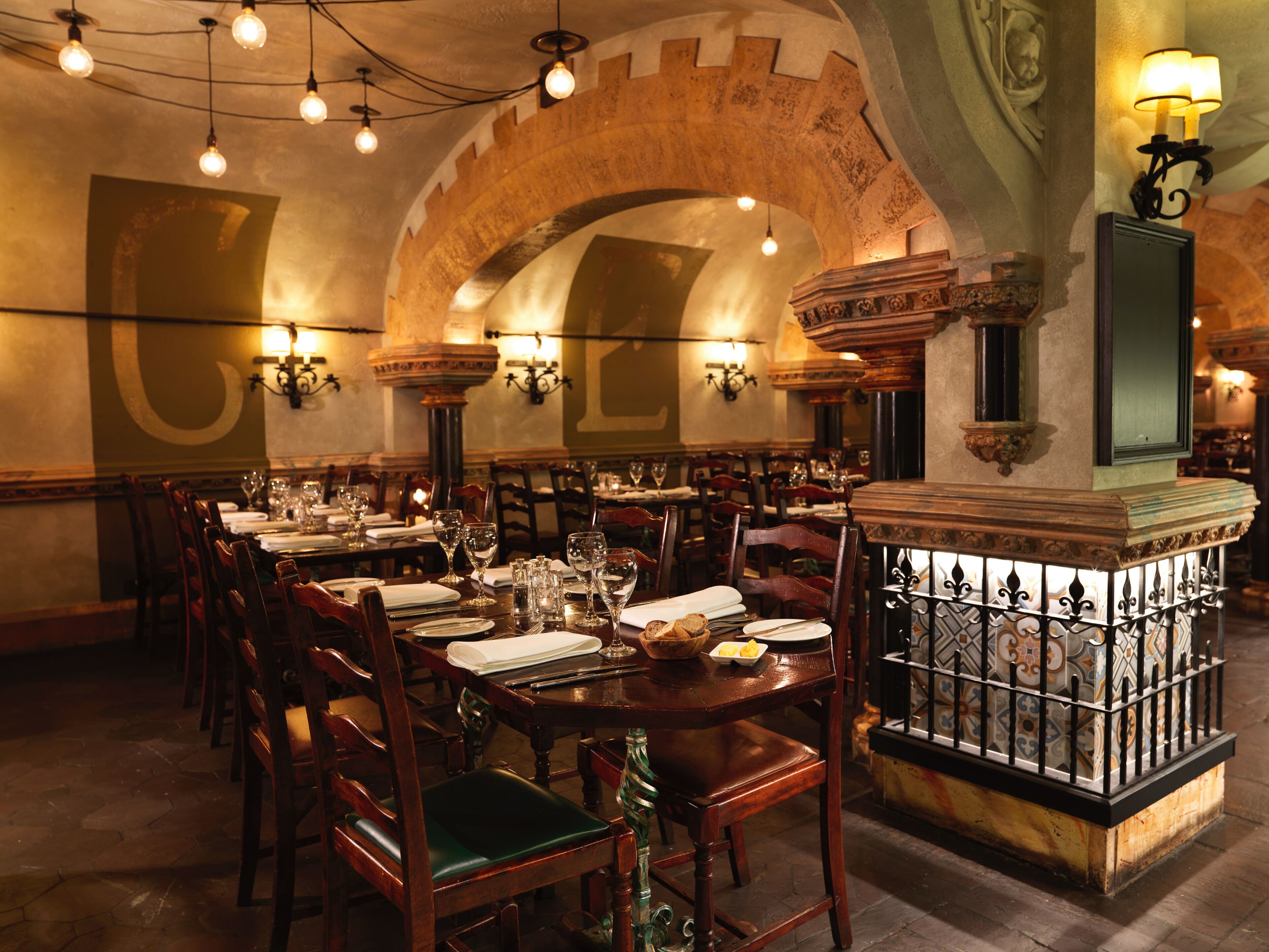 2 restaurantes; se sirve cocina británica 