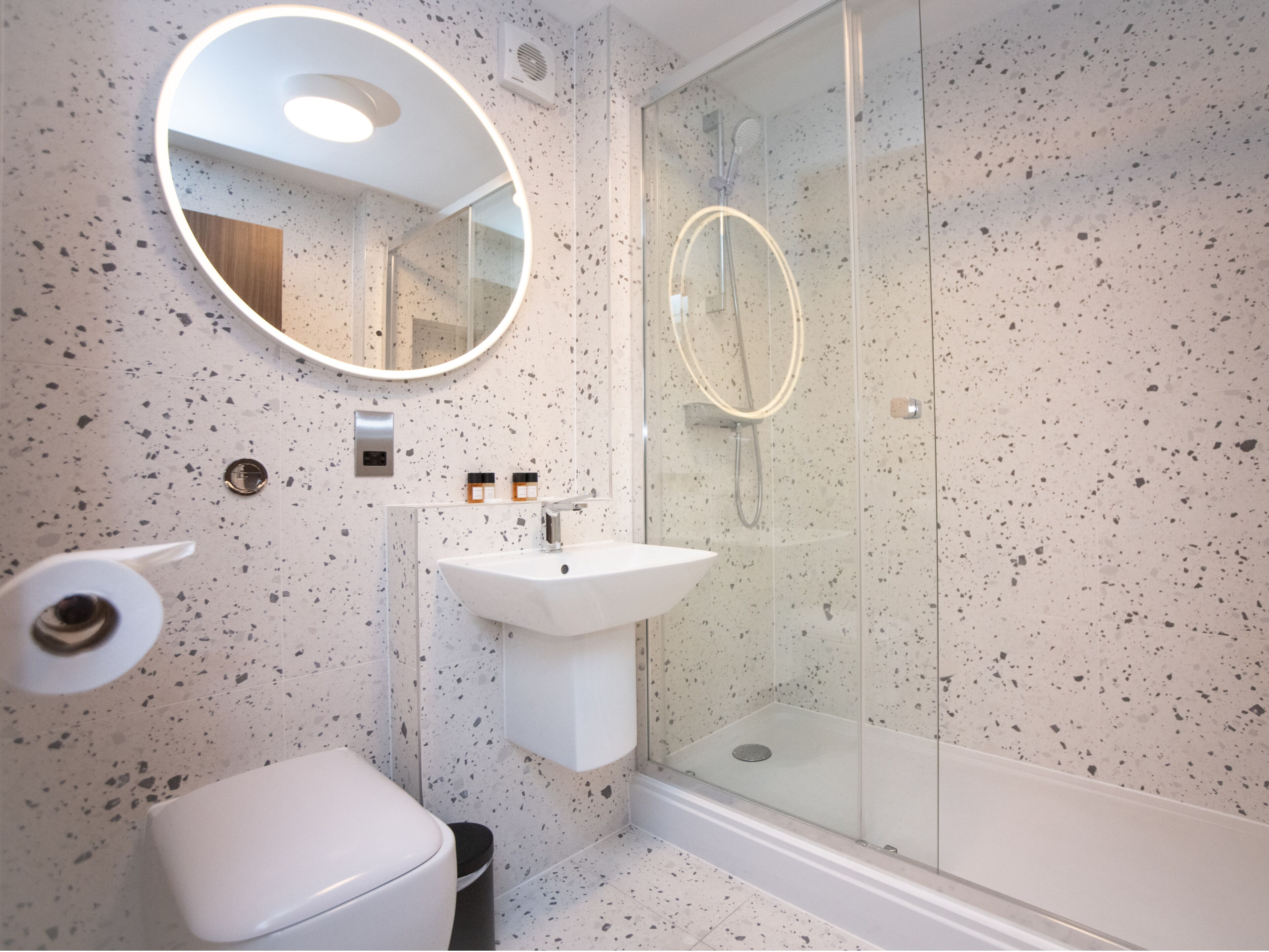 signature room | bathroom | combined shower/bathtub, free toiletries, towels