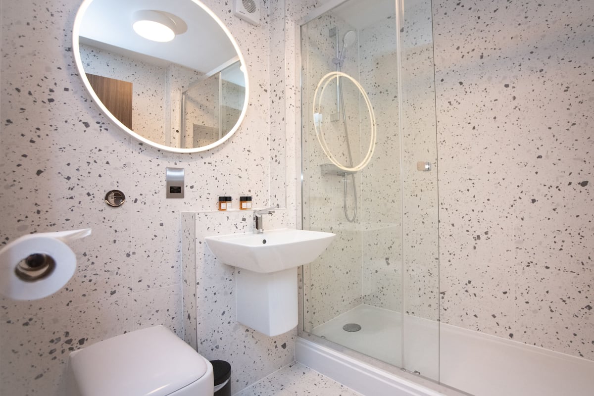 signature room | bathroom | combined shower/bathtub, free toiletries, towels