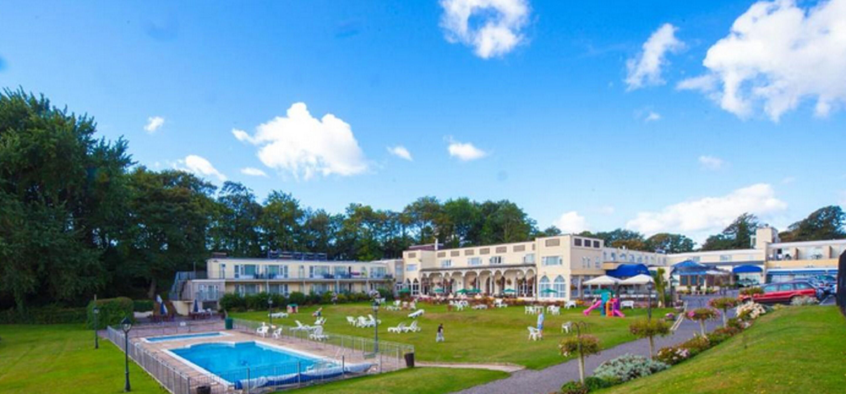 Un hôtel doté d’une piscine, d’un espace extérieur aménagé et d’un jardin.