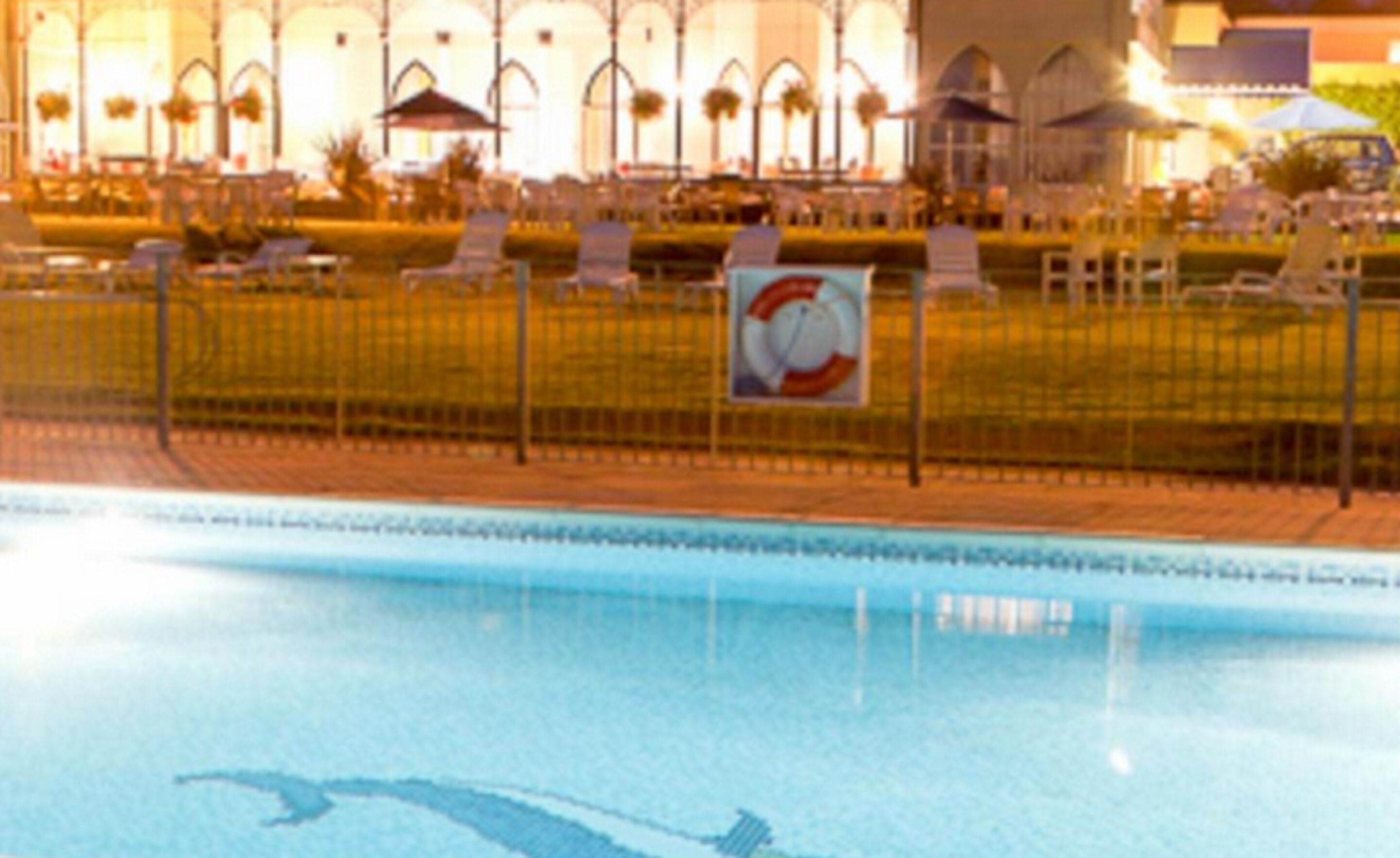 Una piscina cubierta, una piscina al aire libre de temporada, sombrillas