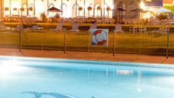 Una piscina cubierta, una piscina al aire libre de temporada, sombrillas