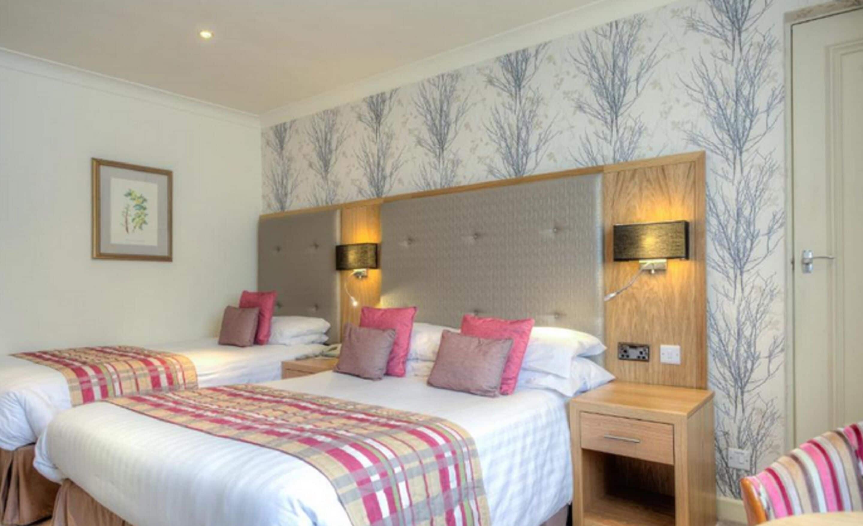 Kamar Keluarga | Meja kerja, setrika/meja setrika, Wi-Fi gratis, dan seprai linen