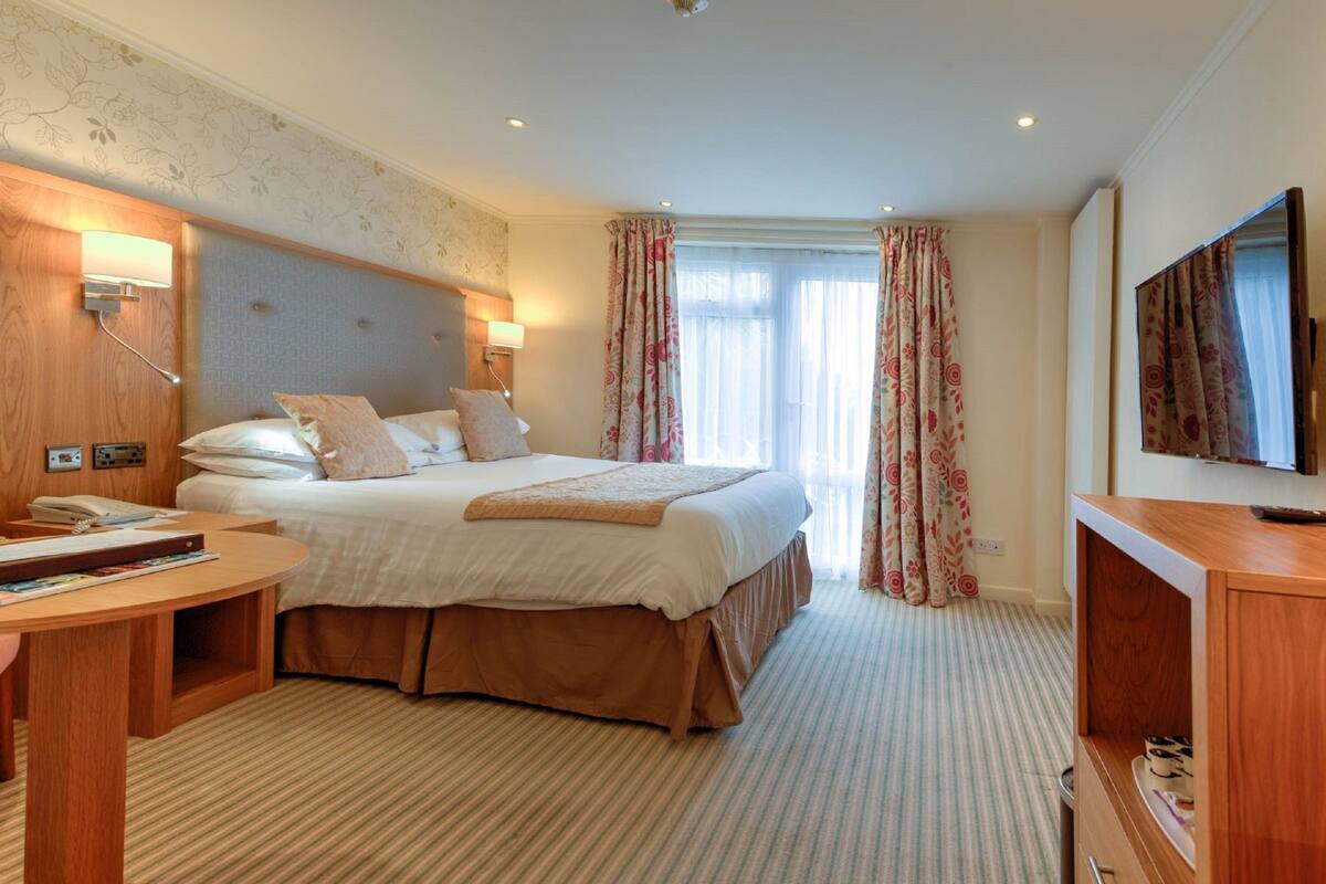 Desk, iron/ironing board, free WiFi, bed sheets