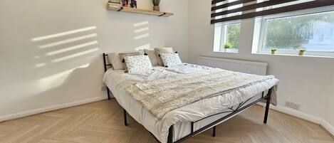 Deluxe-studio, 1 parisänky | Työpöytä, vuodevaatteet