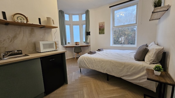 Estudio Deluxe, 1 cama doble | Escritorio y ropa de cama