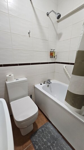Habitación triple estándar | Baño | Artículos de higiene personal gratuitos, toallas, jabón y champú