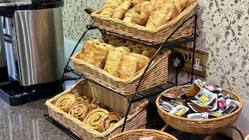 每日供应欧陆式早餐(每人 GBP 9)