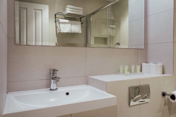 Hochwertige Bettwaren, Daunenbettdecken, Zimmersafe, Schreibtisch