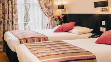 Habitación triple clásica | Ropa de cama de alta calidad y edredón