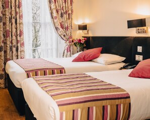 Habitación triple clásica | Ropa de cama de alta calidad y edredón