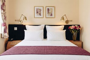 Klassieke tweepersoonskamer | Luxe beddengoed, donsdekens, een kluis op de kamer, een bureau