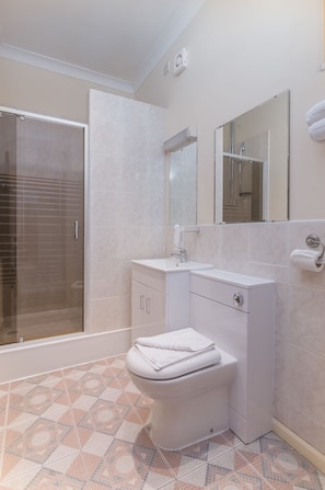 Bañera, artículos de tocador gratuitos, secador de pelo, toallas
