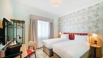 Bàn, khu vực làm việc phù hợp cho laptop, màn/rèm cản sáng