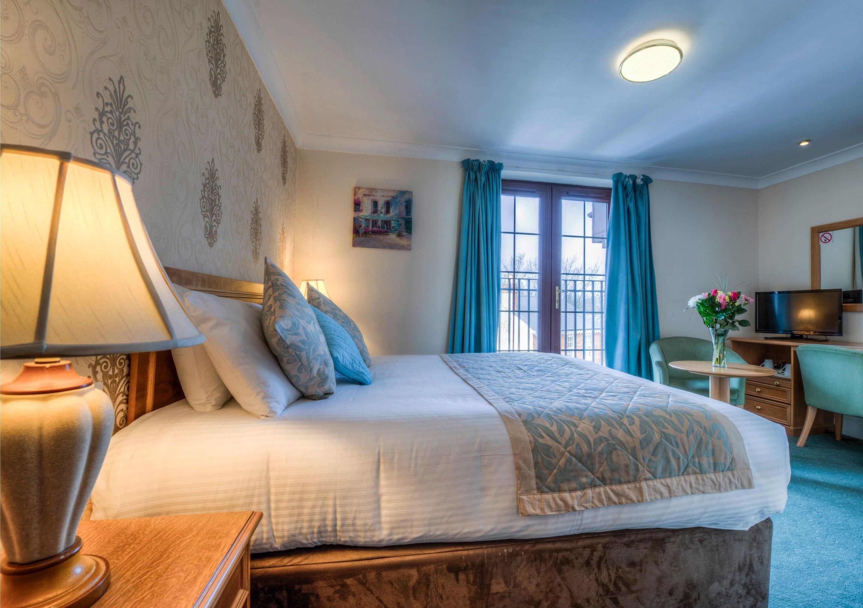 办公桌、笔记本电脑工作区、遮光窗帘、熨斗/熨板