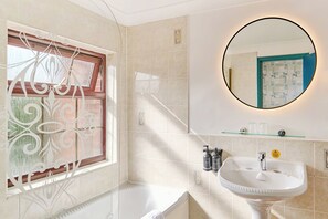 Bathtub, free toiletries, hair dryer, towels - Garner Hotel Birmingham South East by IHG (Birmingham)