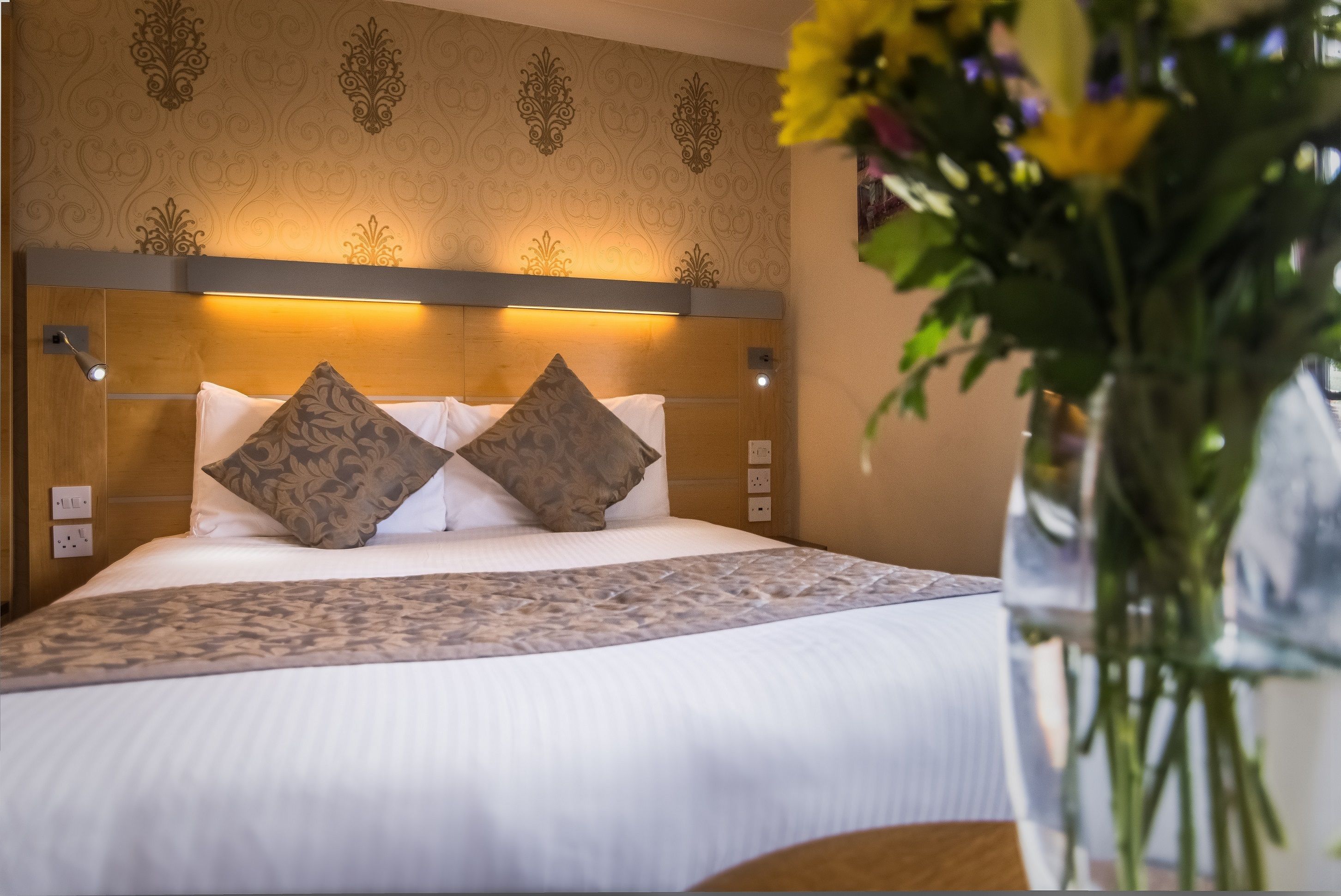 Työpöytä, kannettavalle tietokoneelle sopiva työtila, pimennysverhot