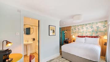 Premium Room, 1 Double Bed | Desk, laptop workspace, blackout drapes, iron/ironing board