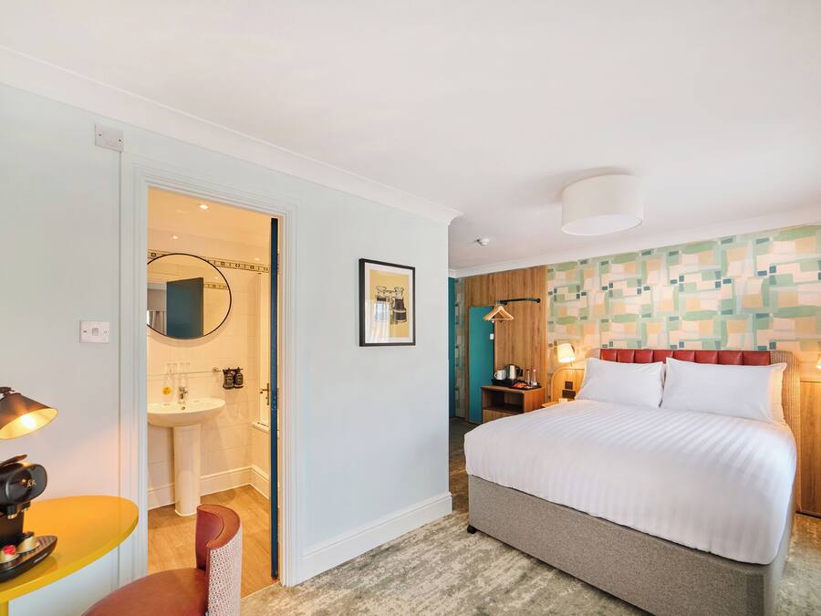 Premium Room, 1 Double Bed | Desk, laptop workspace, blackout drapes, iron/ironing board