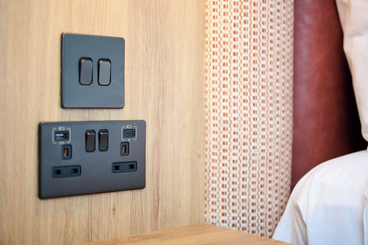 Un enchufe de pared con puertos USB y un interruptor.