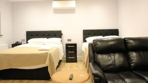 Habitación cuádruple estándar, baño privado | 1 dormitorio