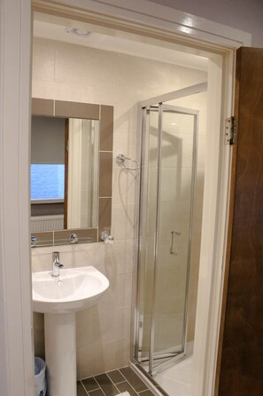 Standard Quadruple Room, Ensuite - Ventures Hotel (London)