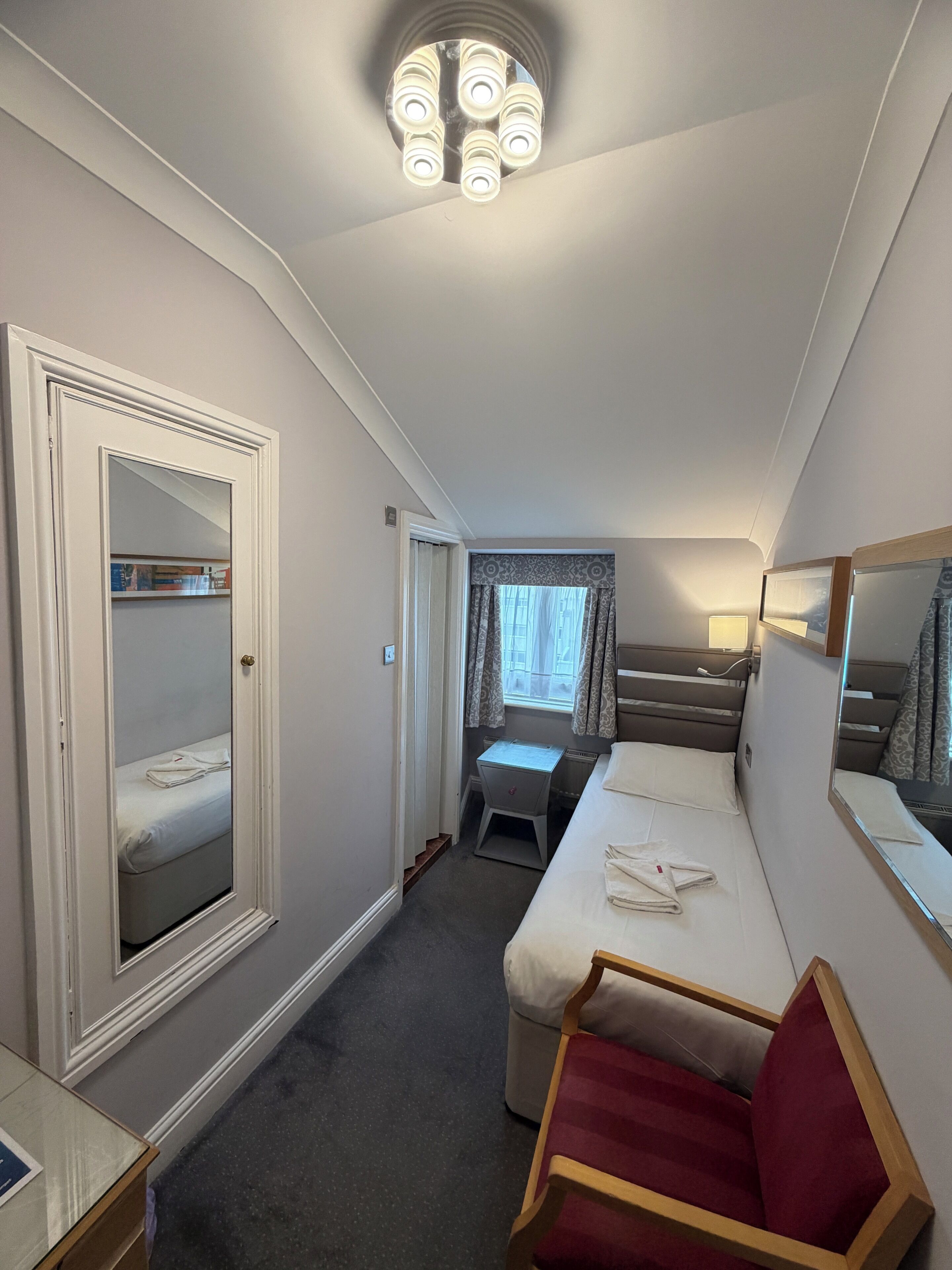 Chambre Simple | Coffres-forts dans les chambres, bureau, rideaux occultants