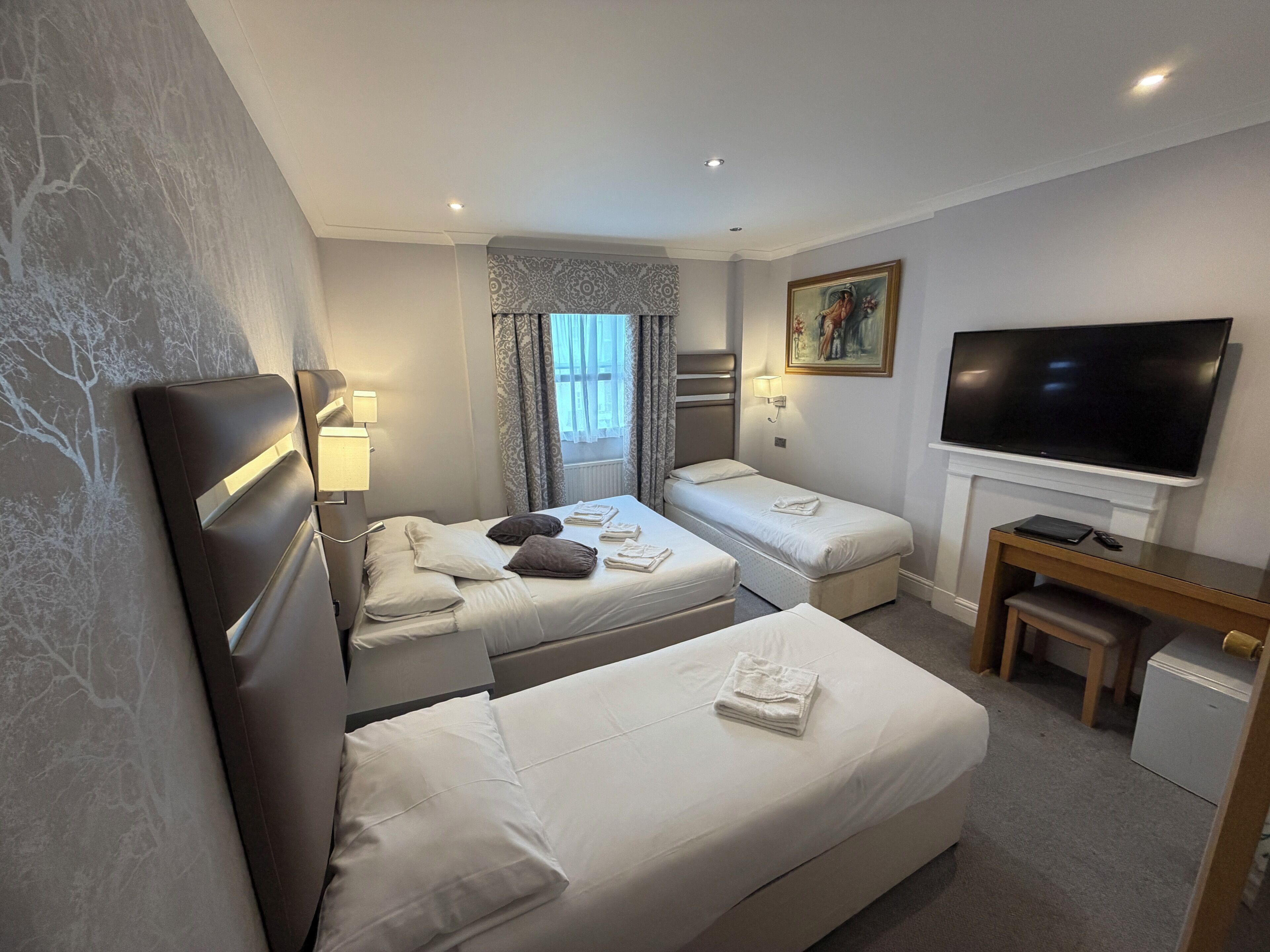 Chambre Quadruple | Coffres-forts dans les chambres, bureau, rideaux occultants