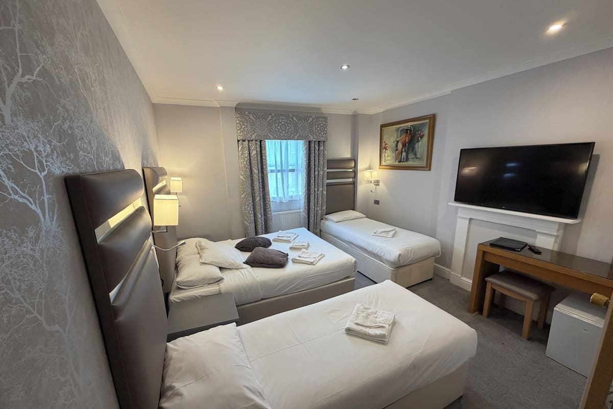 Quadruple Room | In-room safe, desk, blackout drapes, iron/ironing board